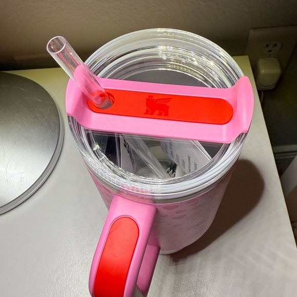 NWT Valentine’s Day Stanley 40 oz 2025 Sweet Hearts - Picture 2 of 8